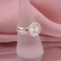 Preview: 2-teilies Ring Set Coletta auf Ringständer präsentiert, strahlende gefräste Oberfläche in Nahaufnahme.